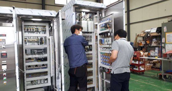 제작 중인 판넬을 점검하는 (주)팀에스 작업자